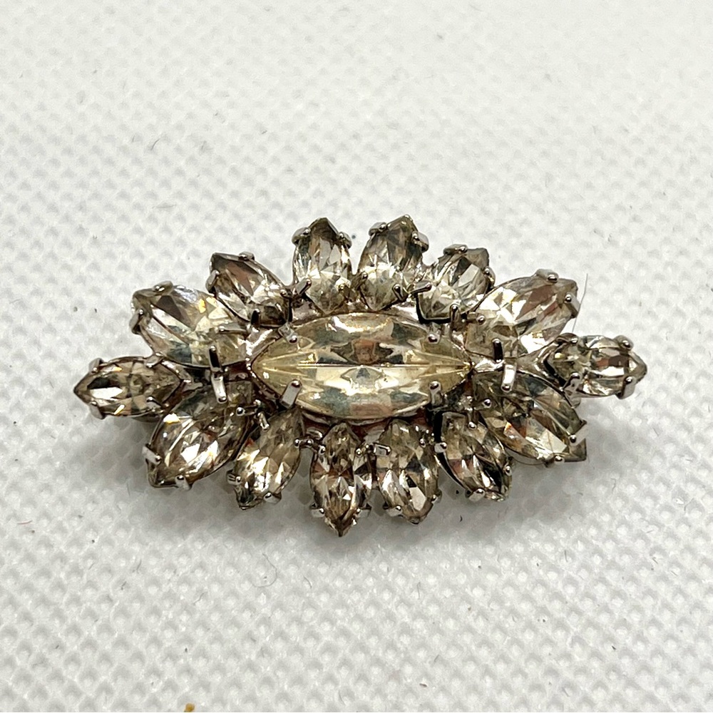 Beautiful Vintage Mid Century Marquis Bright Brooch Pin - Picture 1 of 3